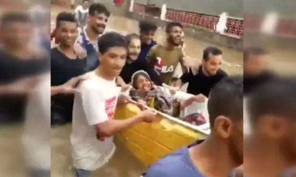 Yaşlı qadını mahnı oxuyaraq xilas etdilər 